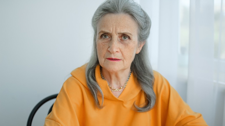 Seniorin schaut besorgt